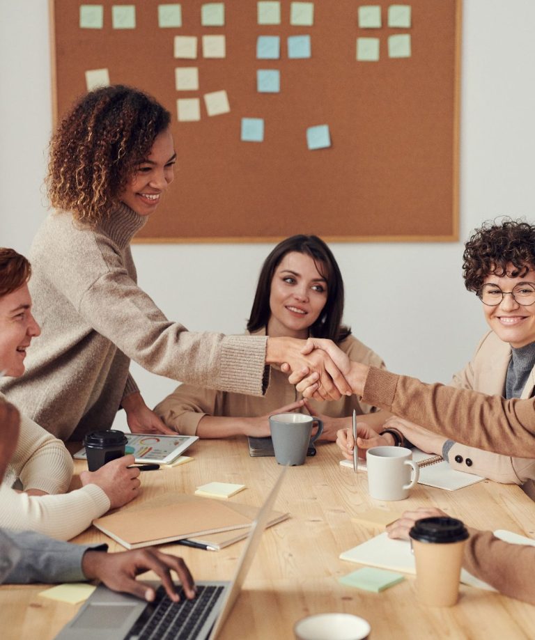 Equipo colaborando en Bluenets